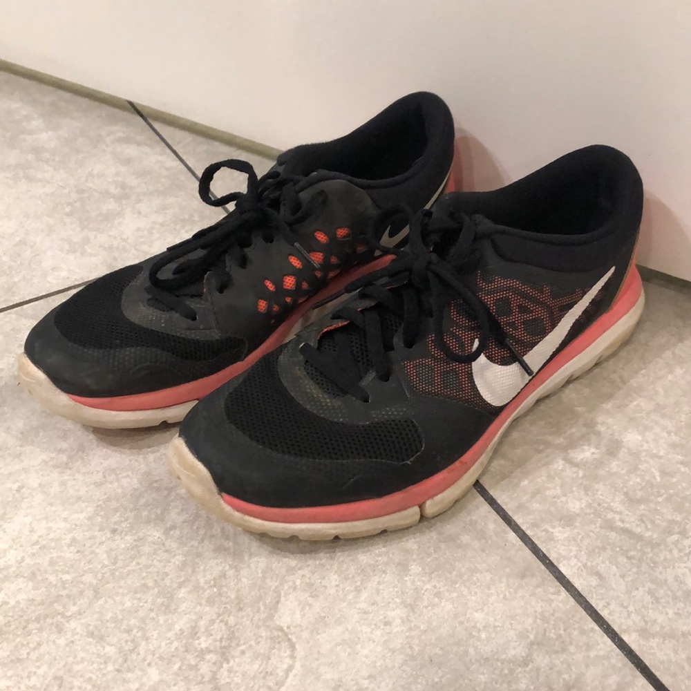 Tennis shoes